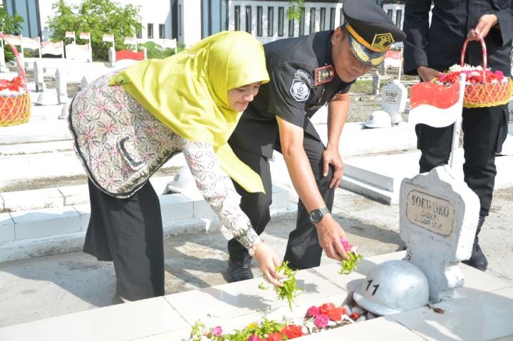Mengenang Jasa Para Pahlawan,Lapas Lamongan adakan kegiatan Tabur Bunga Dalam Rangka HBP Ke 60.